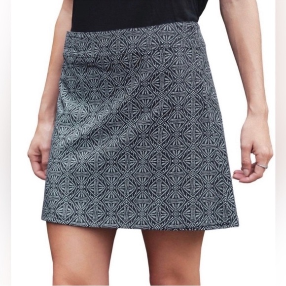 Rip Skirt NWT Hawaii Black Pearl Batik Wrap
Size Large - Picture 9 of 9